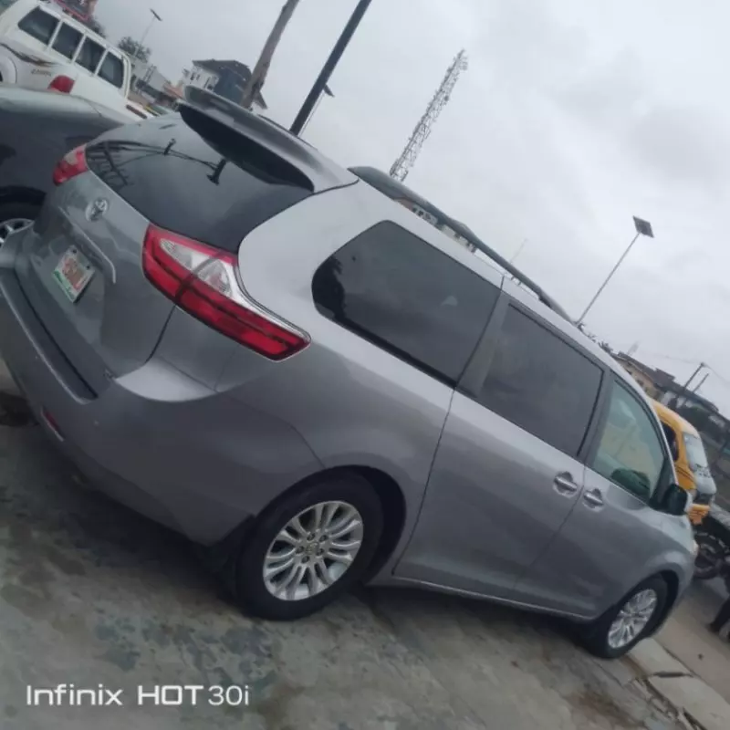 TOYOTA Sienna - 2017