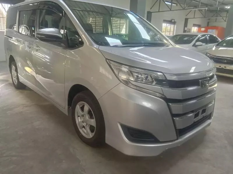 Toyota Noah   - 2018