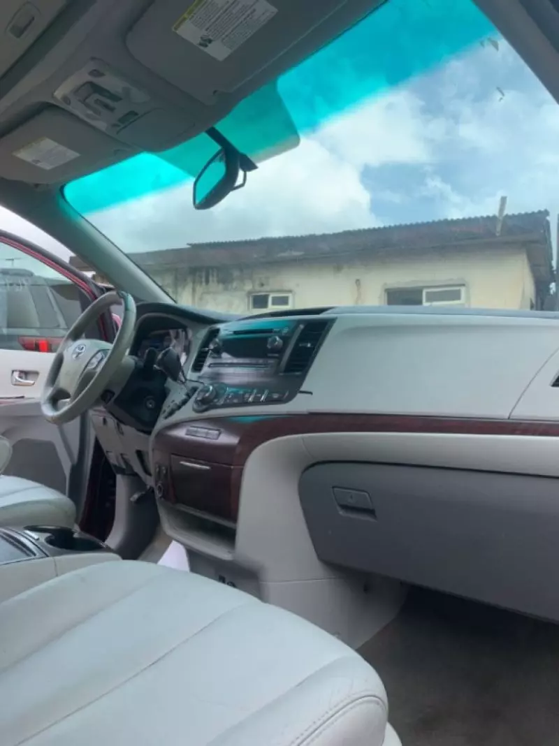 TOYOTA Sienna   - 2012