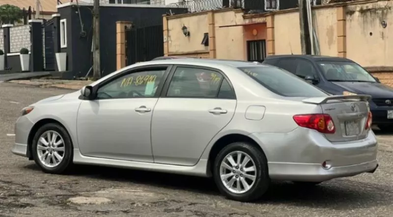 TOYOTA Corolla   - 2010