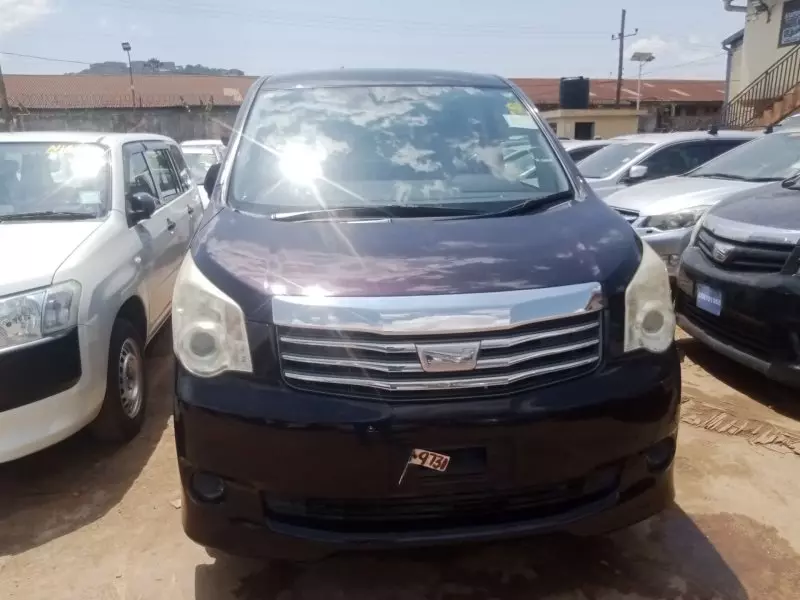 Toyota Noah   - 2012