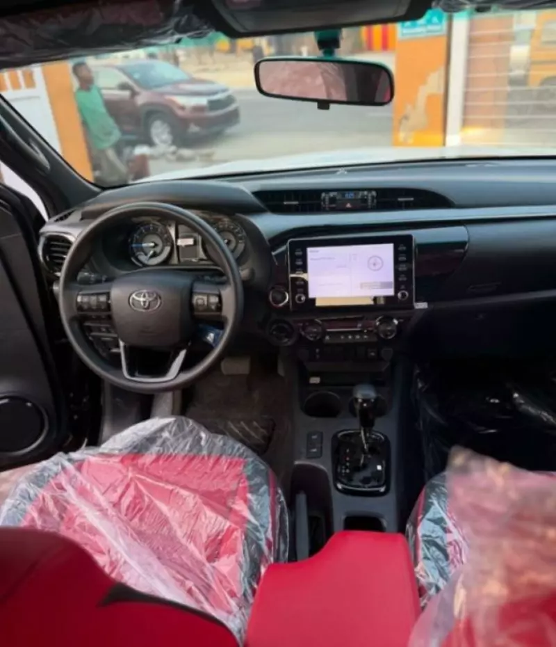 Toyota Hilux   - 2024