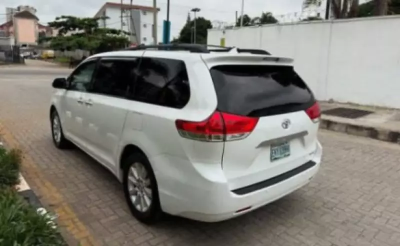 TOYOTA Sienna - 2013