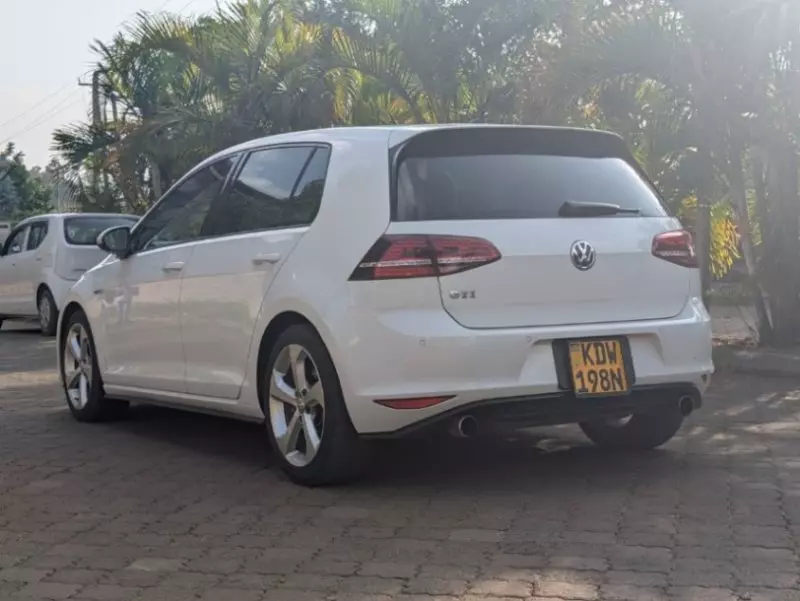 Volkswagen Golf   - 2016