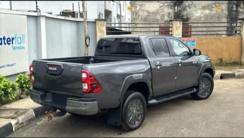 Toyota Hilux   - 2022