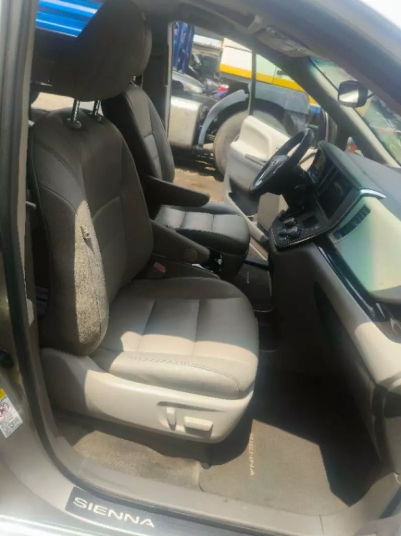 TOYOTA Sienna   - 2015