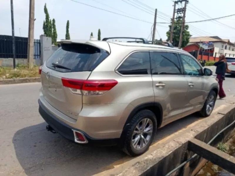 Toyota Highlander   - 2014