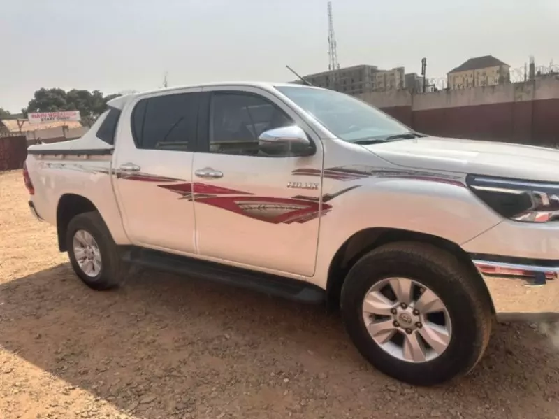 Toyota Hilux   - 2019