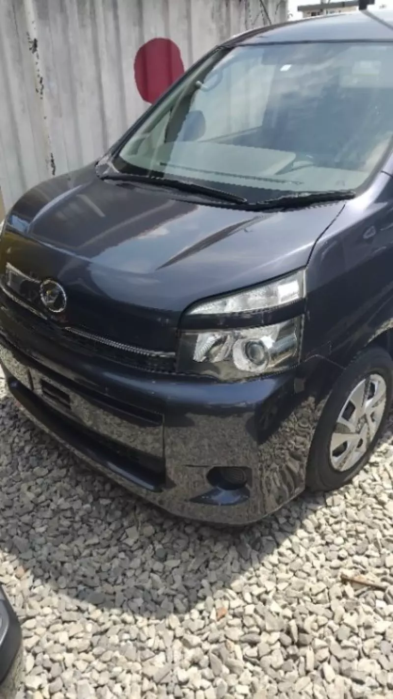 Toyota Voxy    - 2013