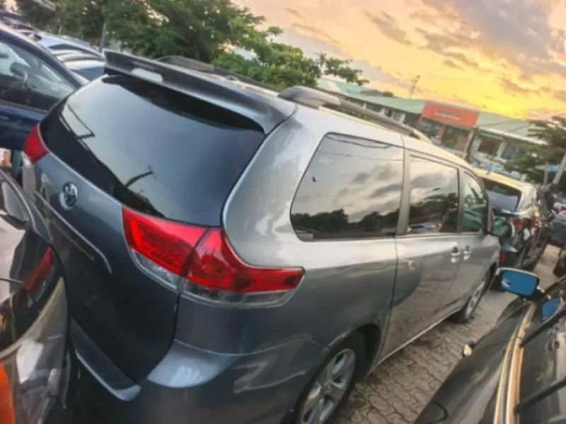 TOYOTA Sienna - 2011
