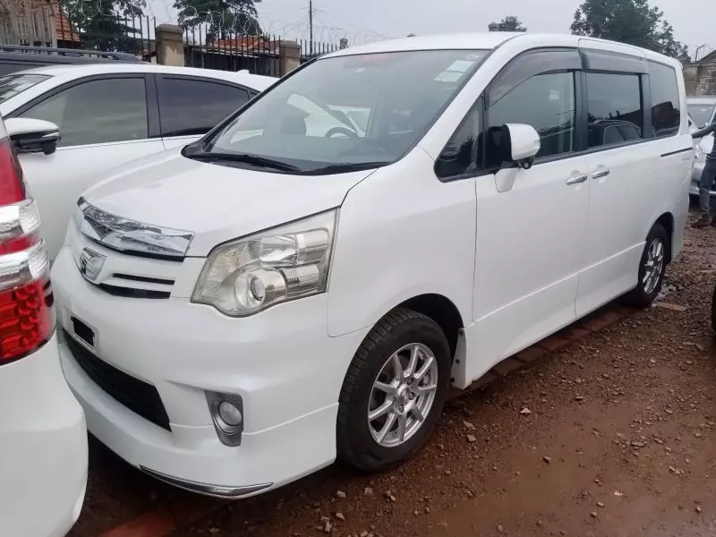 Toyota Noah   - 2012