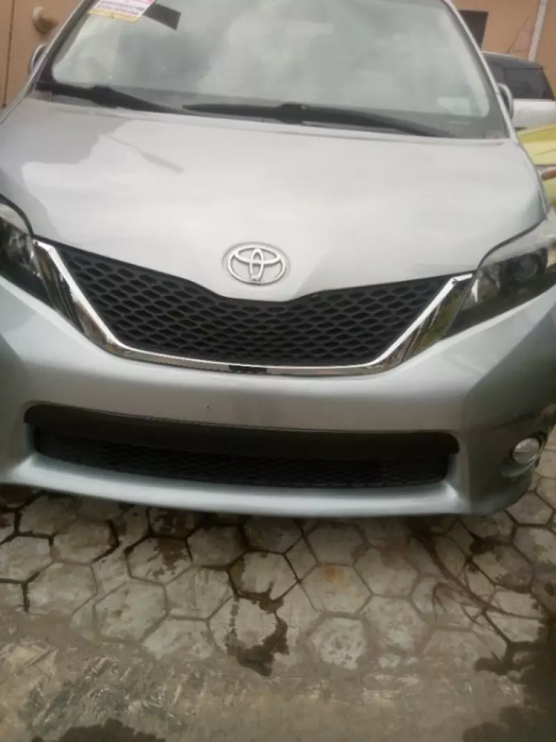 TOYOTA Sienna   - 2011