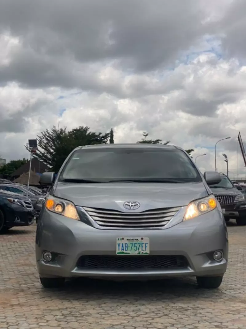 TOYOTA Sienna   - 2011