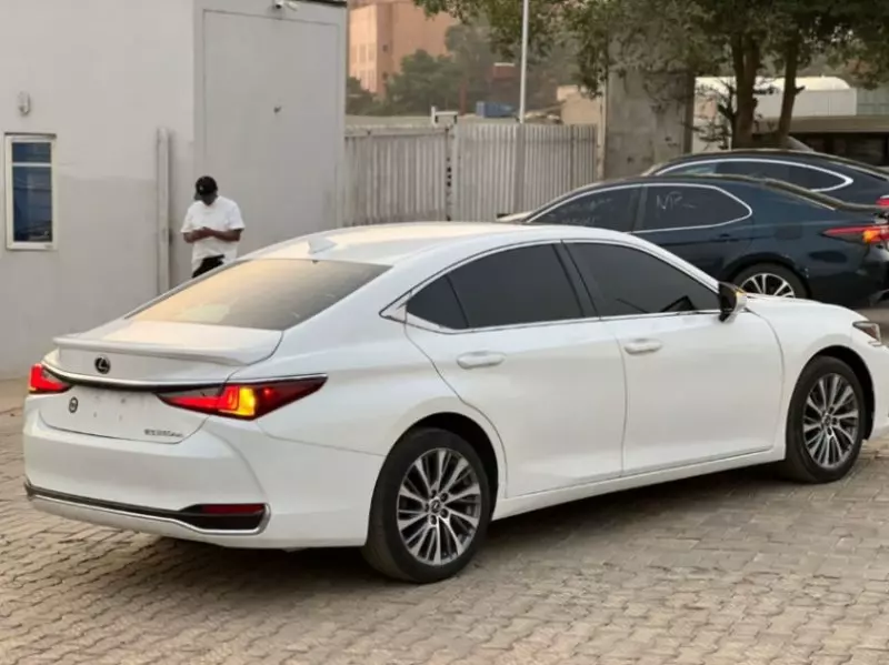 Lexus ES 350   - 2021