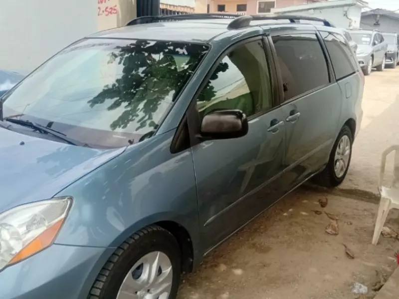 Toyota Sienna   - 2009