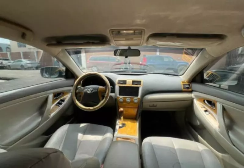 Toyota Camry   - 2010