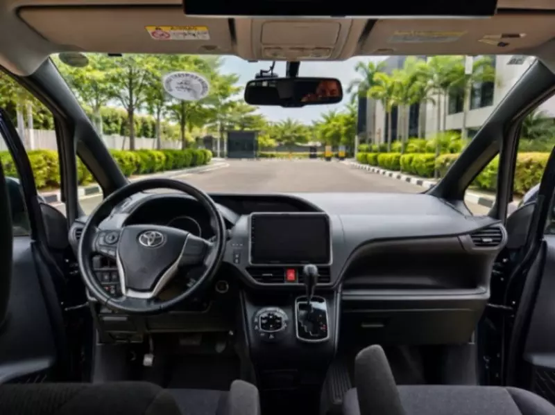 TOYOTA Voxy    - 2014