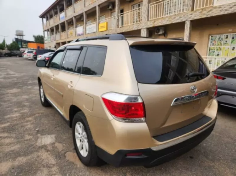 Toyota Highlander   - 2013