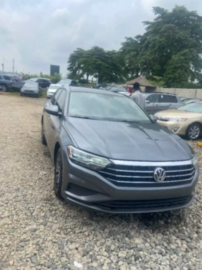 Volkswagen Jetta   - 2019