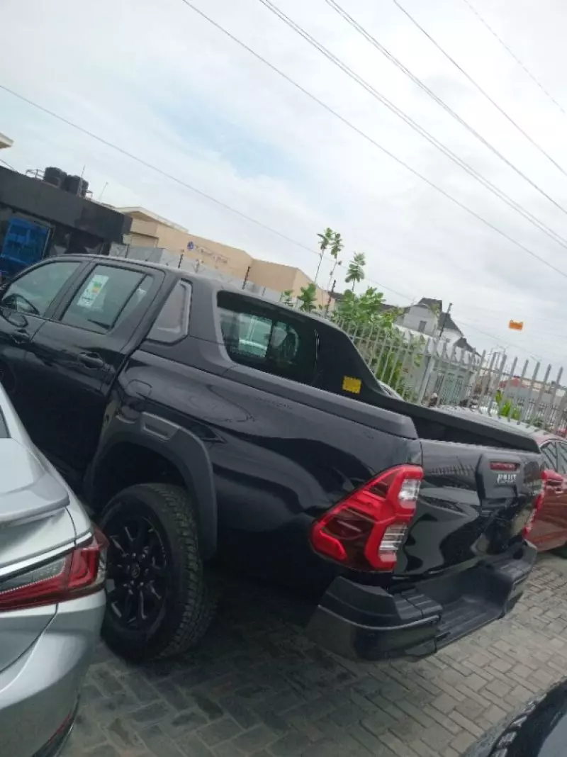Toyota Hilux   - 2025