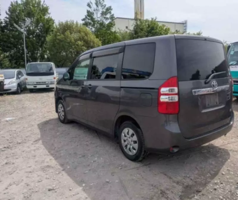 TOYOTA Noah - 2013