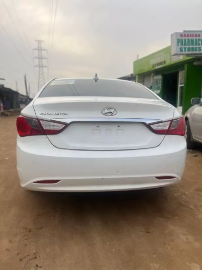 Hyundai Sonata   - 2012