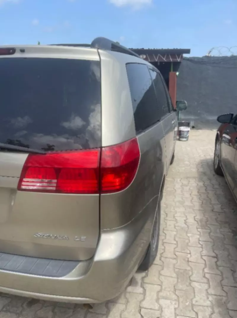 Toyota Sienna   - 2004