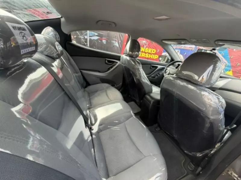 Hyundai Elantra   - 2012
