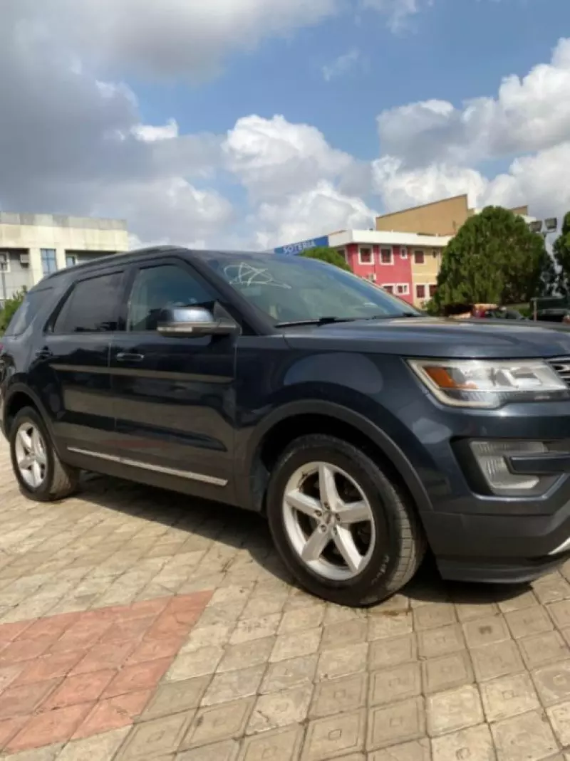 Ford Explorer   - 2017