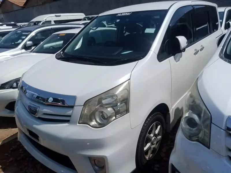 Toyota Noah - 2012