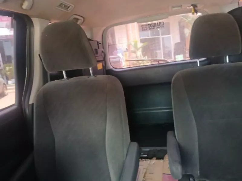 Toyota Noah   - 2010