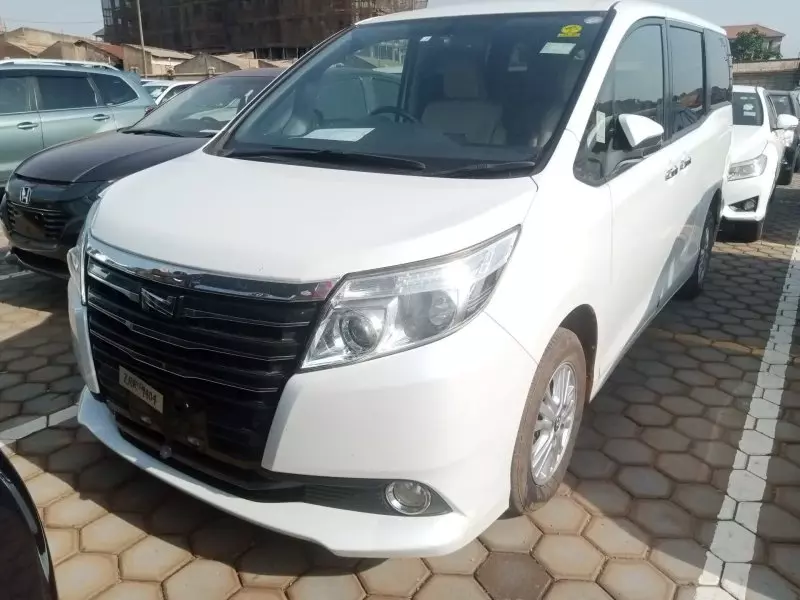 Toyota Noah   - 2014