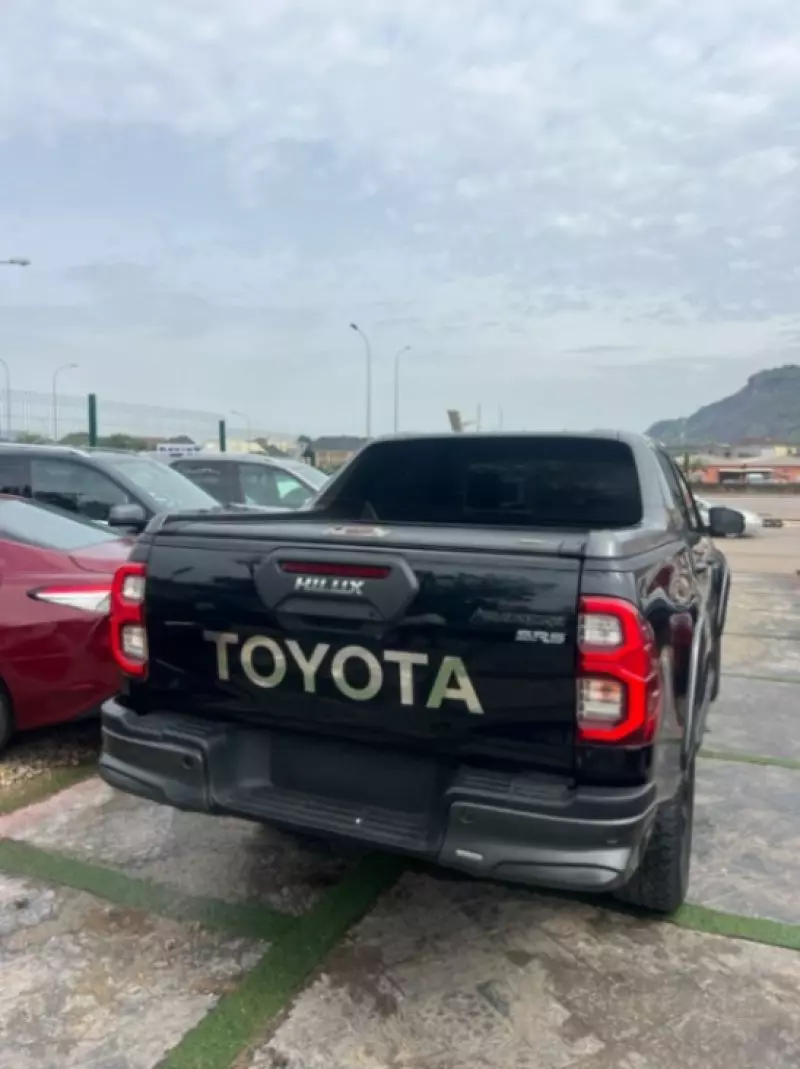TOYOTA Hilux   - 2024