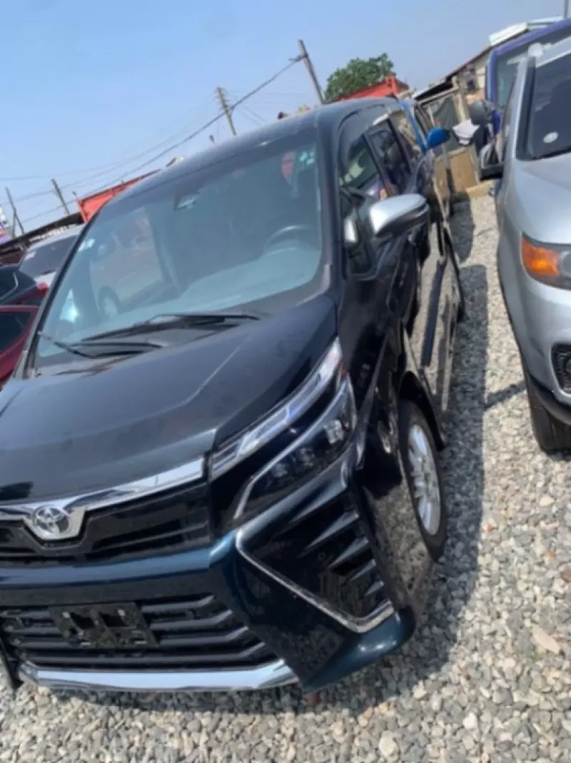 TOYOTA Voxy    - 2020