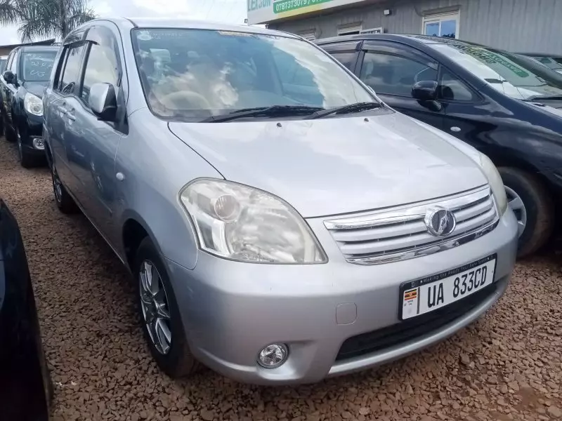 Toyota Raum    - 2010