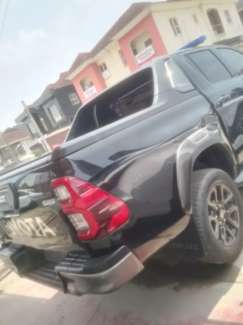 Toyota Hilux   - 2022