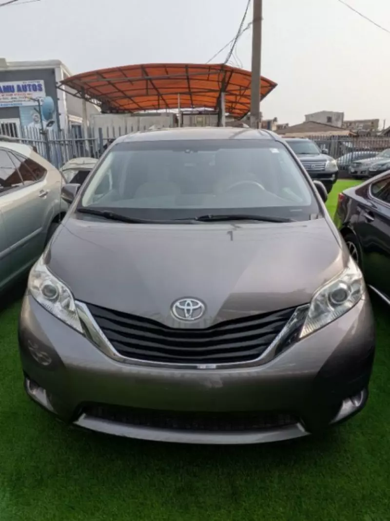 Toyota Sienna   - 2014