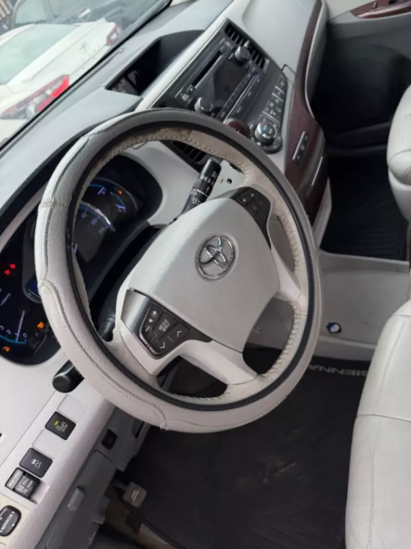 TOYOTA Sienna   - 2013