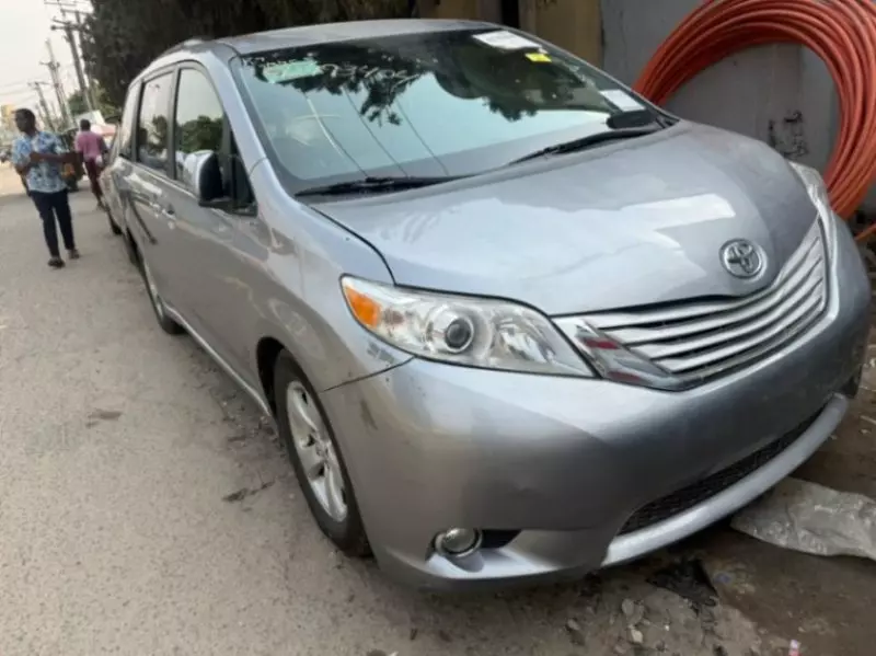 Toyota Sienna   - 2015