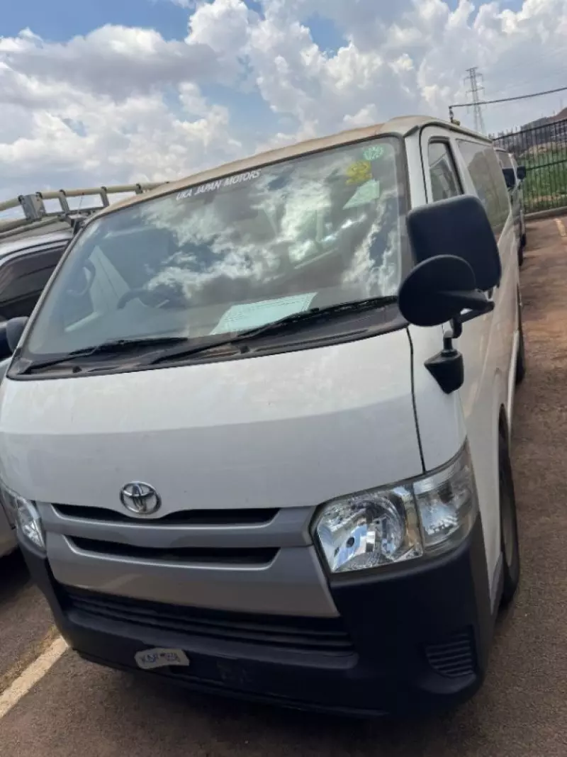 TOYOTA Hiace - 2015