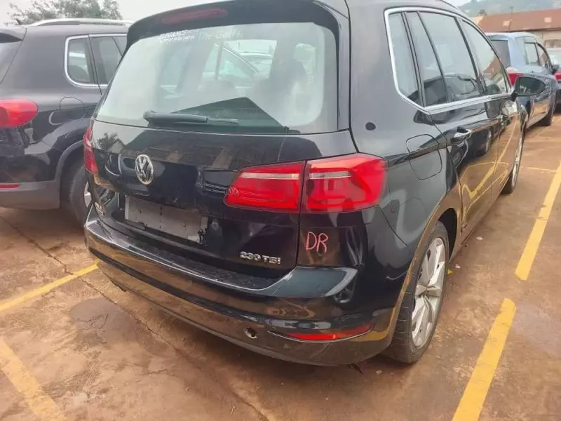 Volkswagen Golf   - 2016
