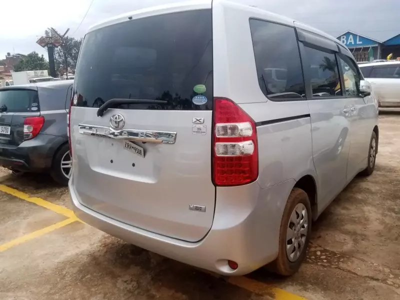 Toyota Noah   - 2012