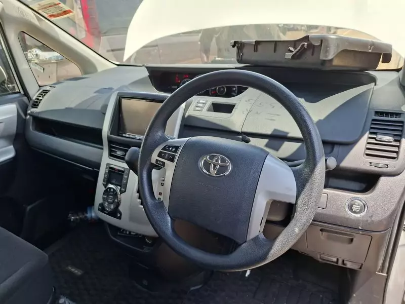 Toyota Noah   - 2013