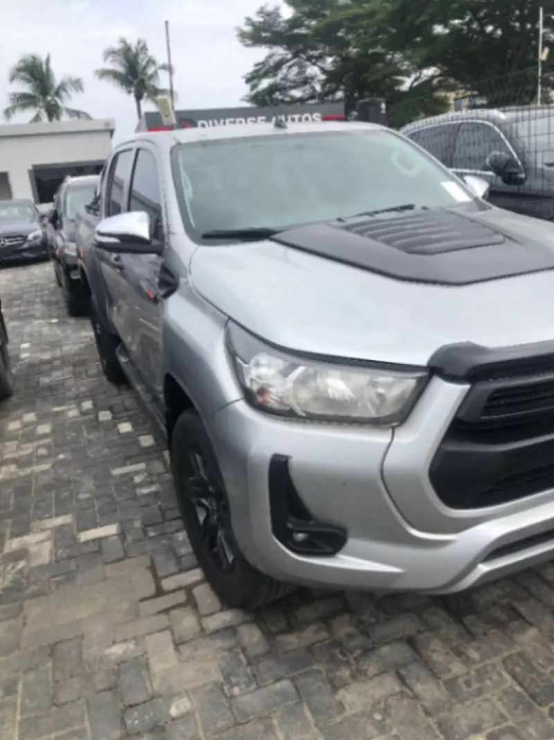 Toyota Hilux    - 2021