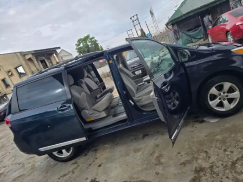 TOYOTA Sienna   - 2011