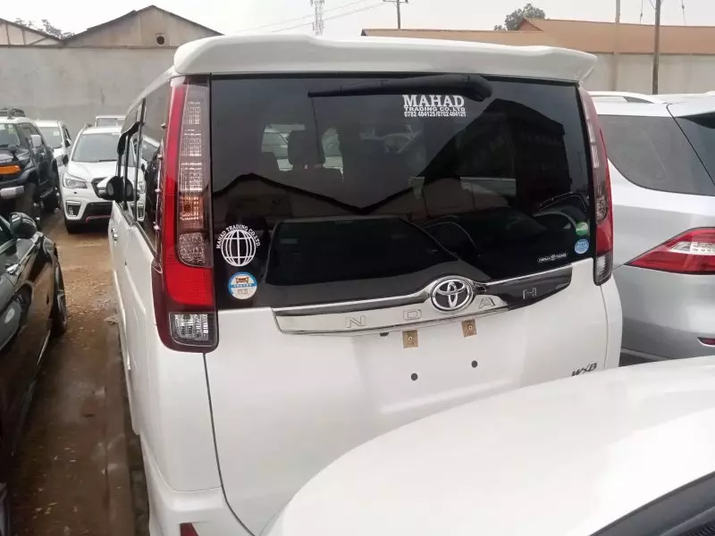 Toyota Noah   - 2017