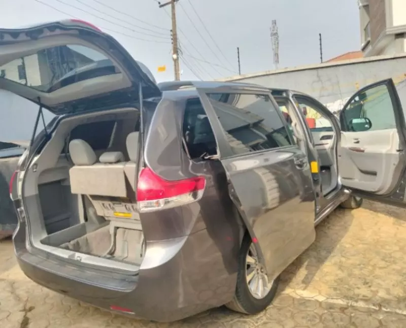 Toyota Sienna   - 2011