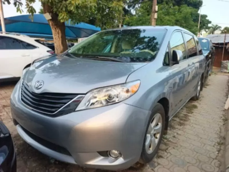 TOYOTA Sienna - 2011