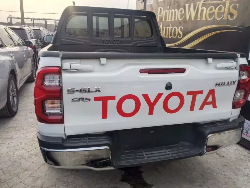 Toyota Hilux   - 2021
