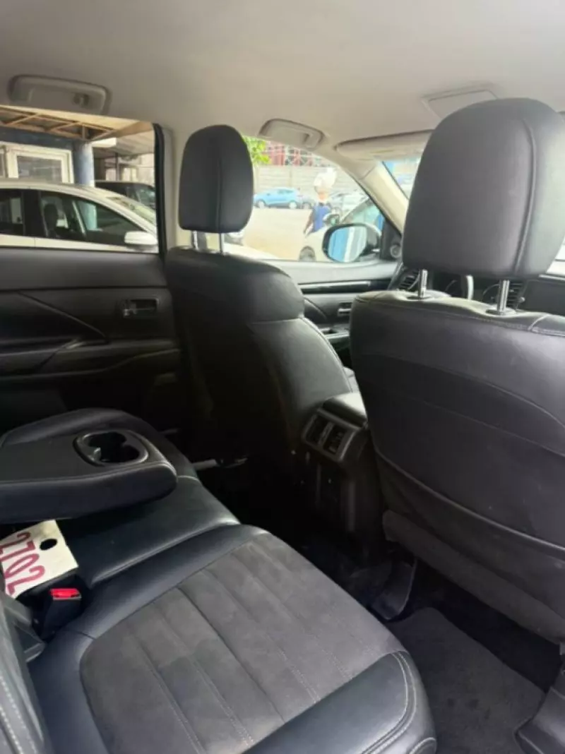 Mitsubishi Outlander   - 2019